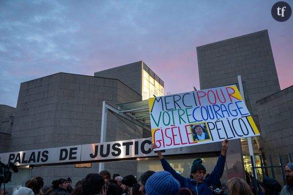 Bien que les 51 coaccusés aient tous été reconnus coupables, la différence entre la peine de Dominique Pélicot et celle des autres hommes mis en cause interroge. Plusieurs militantes féministes, réunies devant le palais de justice pour assister au verdict, considèrent d’ailleurs que les peines prononcées à l’égard des 50 autres accusés ne sont pas assez élevées et protestent en clamant : “Honte à la justice !”.