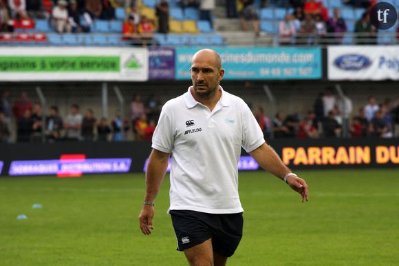 Ce commentateur sportif a été accusé d'outrage sexiste cet été, et il revient à la télé.