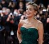 Faut-il, comme le suggèrent de nouveau bien des internautes et enquêteurs en herbe, suggérer un conflit entre Sharon Stone... Et Blake Lively, qui aime à avoir une certaine mainmise, un contrôle, sur ses projets, quitte à cristalliser des différents artistiques ? Tout cela n'est que de l'ordre de l'hypothèse. Cependant, Sharon Stone n'a pas donné plus de détails.