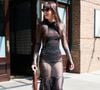 Dakota Johnson semble hésiter entre la naked dress et la revenge dress... Alors elle a fait une pierre deux coups. Si l'on en croit en tout cas des internautes qui n'ont jamais été aussi sidérés par la beauté de la superstar.