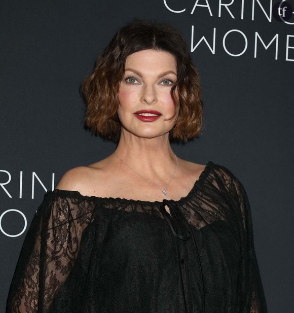 Aujourd'hui encore, rapporte PEOPLE cette semaine, LINDA EVANGELISTA ne serait toujours pas apaisée, près d'une décennie après cette intervention esthétique qu'elle juge "catastrophique". C'est le magazine qui le relate : "Linda Evangelista est toujours aux prises avec les conséquences mentales de sa procédure esthétique qui l'a laissée « défigurée »...".