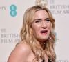 Bien que le geste soit imposé avec beaucoup de bonne humeur et une familiarité qui a certainement pour but de mettre ses interlocutrices en confiance, Kate Winslet a suscité quelques commentaires plus critiques suite à ce curieux happening dont elle a le secret.