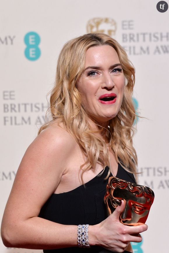 Bien que le geste soit imposé avec beaucoup de bonne humeur et une familiarité qui a certainement pour but de mettre ses interlocutrices en confiance, Kate Winslet a suscité quelques commentaires plus critiques suite à ce curieux happening dont elle a le secret.