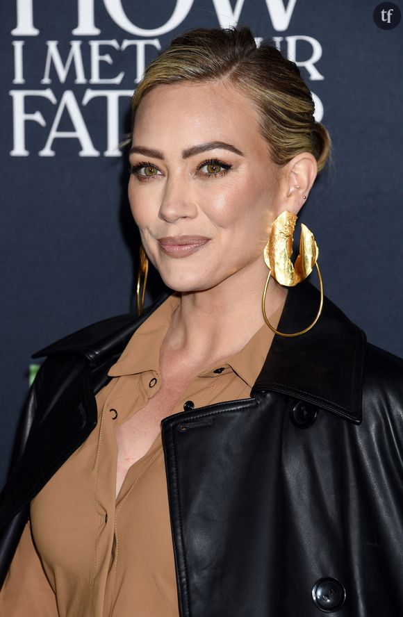 Hilary is back et notre nostalgie est au maximum. Cela étant, son retour, s'il suscite l'excitation exacerbée des fans (et ils sont nombreux) à de quoi faire rager les réacs. Qui s'offusquent qu'une femme de 40 ans, et mère de famille, ait une vie intime. Quoi de plus absurde effectivement qu'une femme qui parle de sa sexualité ? On rêve.