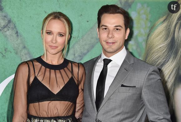 L'actrice a été mariée à l'acteur d'Esprits Criminels, Michael Mosley, de 2010 à 2013. Elle a épousé sa co-star de Pitch Perfect, Skylar Austin, en 2016, avant de se séparer de l'acteur en 2019. Leur divorce a été finalisé en août de la même année.

Après son divorce avec Skylar Austin, Anna Camp a raconté lors d'une table ronde pour son émission Perfect Harmony qu'elle s'était lancée dans un voyage de découverte de soi. "J'ai vécu des changements dans ma vie et je me sens plus moi-même que jamais. C'est un état de vulnérabilité, mais c'est aussi très valorisant", confiait-elle. "Je me sens vraiment ancrée et je sais que les décisions que j'ai prises ont été les meilleures. C'est une bonne chose."