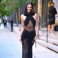 "Ridicule", "gênant" : Iris Mittenaere déclenche les critiques avec sa tenue controversée au défilé Victoria's Secret