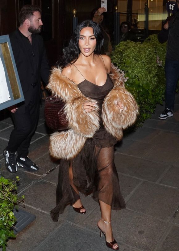 Kim Kardashian s'impose en princesse des ténèbres post moderne et vaguement BDSM dans ces clichés très sulfureux estampillés Mugler. C'est frontal, gothique, sexy, et... "Atroce à regarder", selon ses haters toujours aussi scandalisés.