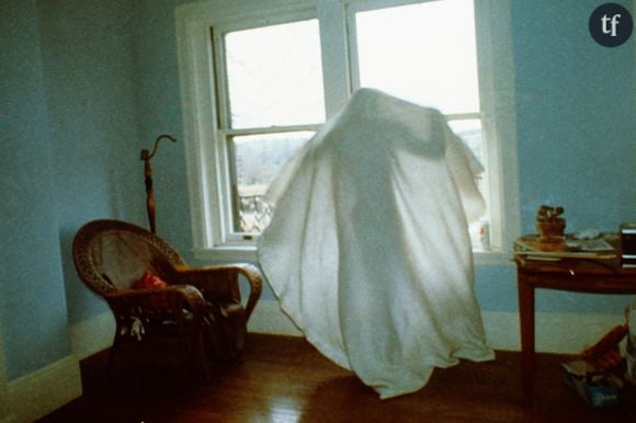 Au croisement du cinéma, de la photo, de l’art contemporain, et de la performance, l’art de Nan Goldin est surtout sensoriel : il prend aux tripes, il fait chavirer le cœur. Très visuel, mais aussi très sonore, il a été pensé pour te sidérer. Et mettre en lumière les grandes invisibles de notre société.