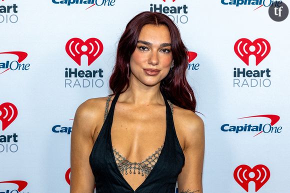 Sur Instagram, la chanteuse populaire arbore une ravissante robe légère comme les escapades dépaysantes en bateau et cocktails estivaux dont elle délivre de régulières odes très incarnées sur Instagram. Dua Lipa  redouble de charisme. Et ses fans ne s'en remettent pas : "C'est la plus charmante des sirènes", "La plus belle femme au monde", "Quelle sensualité", énoncent ainsi les internautes sur Instagram.