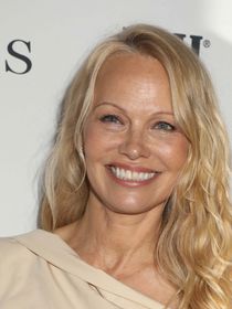 "Je ne suis pas que mes seins !" : Pamela Anderson peut-elle être drôle sans jouer la bimbo ? Cette comédie y répond