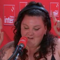 "Mes nibards", "Mets un soutif" : cette humoriste féministe célèbre ses "gros seins" et les réacs dénoncent une "exhibition"
