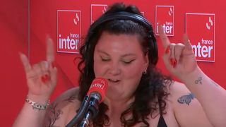 "Mes nibards", "Mets un soutif" : cette humoriste féministe célèbre ses "gros seins" et les réacs dénoncent une "exhibition"