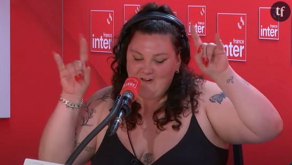 "Mes nibards", "Mets un soutif" : cette humoriste féministe célèbre ses "gros seins" et les réacs dénoncent une "exhibition"