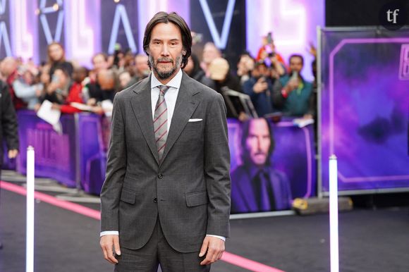 “C’est sa mère”, “non c’est juste une vraie femme” : Keanu Reeves heureux en couple, sa compagne divise violemment les fans