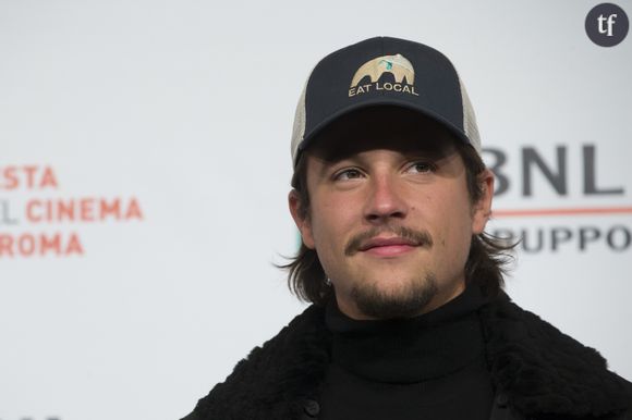 Le rappeur Nekfeu, de son vrai nom Ken Samaras, est effectivement désormais au centre d’une information judiciaire ouverte à Paris pour des accusations de viol, d’agressions sexuelles et de violences sur conjoint. Les avocats de la plaignante, Mes William Bourdon, Rebecca Royer et Hannah Kopp, évoquent "une conséquence absolument cohérente au regard des lourdes charges déjà réunies à l’encontre de M. Ken Samaras."
