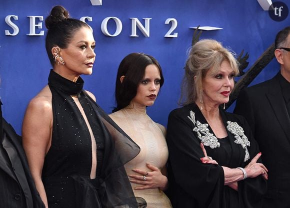 "Incroyable", "tellement belle" : Fidèle à Morticia Addams, Catherine Zeta-Jones fait sensation sur le tapis rouge de Mercredi