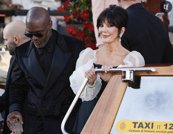 Sur son compte Instagram, le jeudi 3 juin, la mère des Kardashian a célébré le 68e anniversaire de son amie de longue date, Faye Resnick, avec un doux message et un carrousel nostalgique de photos rétrospectives de leur duo au fil des ans. On y aperçoit Kris Jenner posant aux côtés de sa BFF dans un bikini à imprimé zèbre. "Joyeux anniversaire à ma magnifique, férocement loyale, fabuleuse amie depuis 40 ans, @fayeresnick", a-t-elle écrit en légende du post.