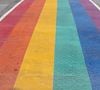 "Chaque baiser lesbien est une révolution", lit-on dans Le génie lesbien, essai, manifeste et enquête à lire et relire sans hésiter, citant au détour d'un chapitre sur l'amour lesbien, intime et politique, ce magnifique slogan -graffiti repéré sur un mur en ex-Yougoslavie. Si éloquent envers les personnes LGBTQ.