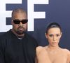 “Il fait la même chose que P. Diddy !” : Kanye West photographie sa femme à moitié nue, les internautes s’alarment