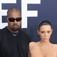 “Il fait la même chose que P. Diddy !” : Kanye West photographie sa femme à moitié nue, les internautes s’alarment