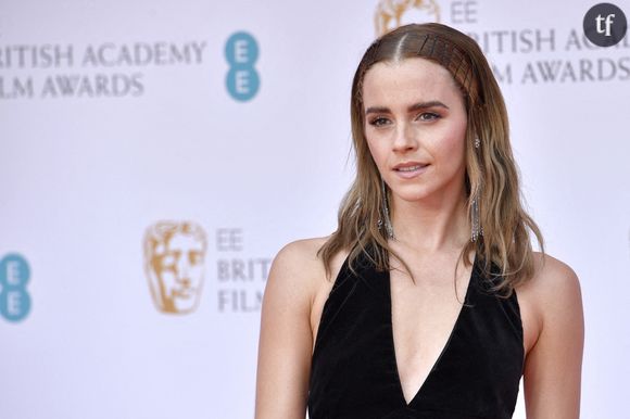 Dévoiler ses dessous par le biais d'une robe : c'est là le concept de la naked dress, look adoré de Kate Moss, Charli XCX, Florence Pugh, Miley Cyrus, Marion Cotillard, Rihanna... Et que le Festival de Cannes a voulu faire interdire lors de sa dernière édition, jugeant la tenue inappropriée. Oui oui. La naked dress se décline en multiples itérations : certaines robes révèlent les sous-vêtements, d'autres la poitrine, ou les fesses, de ses égéries d'un jour.