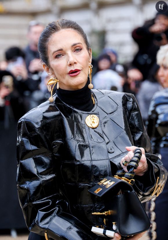 Sur le tapis rouge de la Fashion Week, l'interprète iconique de Wonder Woman envoie valser l'âgisme et rend enfin visibles les stars septuagénaires.