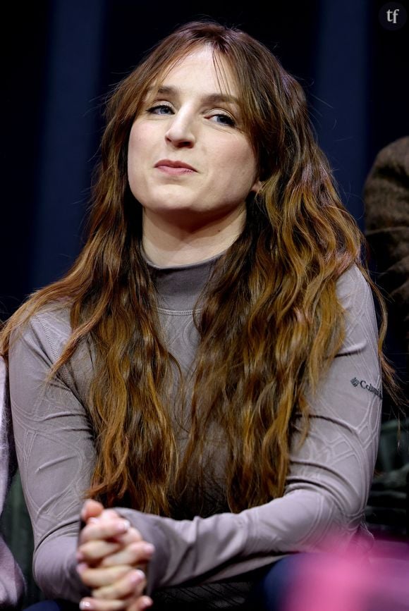 Et la redoutable comédienne de développer : “Parlons-en Benjamin, c’est vraiment l’éléphant au milieu de la pièce…Non, mais pardon. Si, oui. Crevons l’abcès. Je le fais pour vous Benjamin. Tout le monde ne pense qu’à ça depuis vingt minutes”. L’actrice achève avec un sens de la dérision très corrosif : “Je le dis. S’il vous plaît, il faut séparer Benjamin de l’abbé. Pas d’amalgame. Benjamin ne savait pas quand il a accepté le rôle.”

Et entre les lignes, c’est une façon évidente pour l’artiste de piquer au vif le sempiternel gimmick du “Séparer l’homme de l’artiste”, avec un second degré bien secoué.