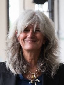 "C'est Tournez Manèges ! dans son corps" : cette journaliste féministe défend ses cheveux blancs