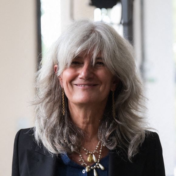 "C'est Tournez Manèges ! dans son corps" : cette journaliste féministe défend ses cheveux blancs