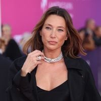 "Hallucinante", "sublime" : Laura Smet "sidérante" en dentelle, entre classe et sensualité, l'anti fashion faux pas