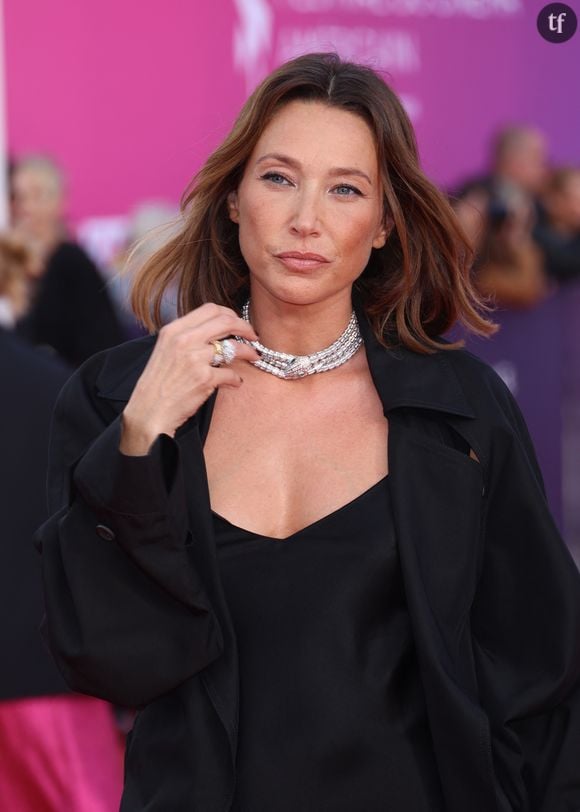 "Hallucinante", "sublime" : Laura Smet "sidérante" en dentelle, entre classe et sensualité, l'anti fashion faux pas