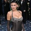 "Ce n'est qu'une bimbo aux gros seins" : Kylie Jenner s'essaie avec succès à la chanson mais les sexistes s'acharnent sur ce "fiasco"