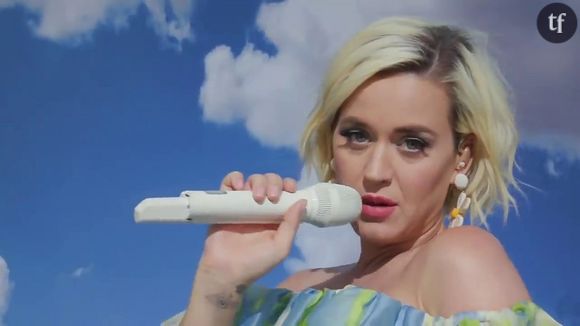 "Hot", "What the fuck", "Je souhaite qu'ils soient heureux", "Elle vit le rêve de Melania Trump", lit-on en vrac suite à la mise en ligne des photos de Katy Perry  en maillot de bain, affichant un contact physique très chaleureux avec Justin Trudeau sur un bateau. Des images à retrouver ci-contre et qui suscitent l'excitation des férus de ragots.