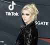 Très glamour, très sexy, très contemporain. Quitte à cliver. Ils sont sidérés, mais surtout, hyper divisés, les nombreux fans de Taylor Momsen, alors que la superstar se dévoile dans une robe très naked dress - era. Alors que la mode chez les stars est aux robes transparentes, aux sous-vêtements dévoilés et aux looks très épurés, la Gossip Girl ne dépareille pas, et se lance tenter par cette trend de l'hyper minimalisme vestimentaire.
