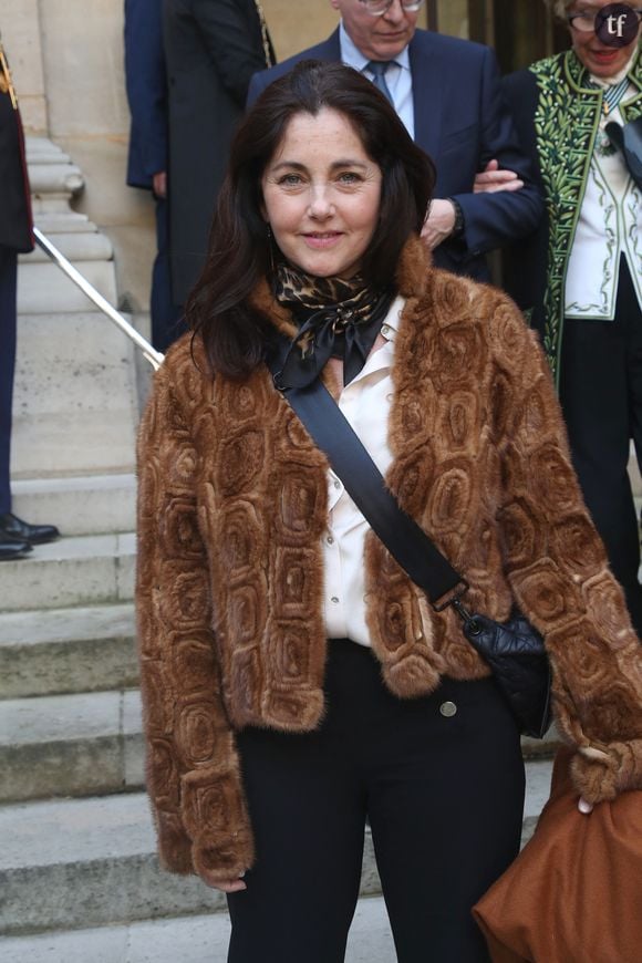 Cristiana Reali mets les points sur les i. Femme de convictions, comédienne féministe, engagée pour l'égalité des sexes, la star reconnue pour ses partitions du PAF au cinéma s'est permise un salvateur rappel des lieux sur les ondes d'Europe 1. En fustigeant l'exclusion des actrices de 50 ans et plus des écrans. Ce que l'on appelle en somme : l'âgisme ! Dénoncé par bien des consoeurs d'ailleurs, et pas juste dans l'Hexagone.