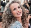 "C'est pas que ceux de votre âge mesdames, on est foutus", "c'est exactement ça, nous les femmes devraient être parfaites comme ces messieurs veulent mais nous, nous devons les accepter comme ils sont !", soutiennent au diapason les internautes - et bien des voix féminines décomplexées et enthousiastes parmi eux.