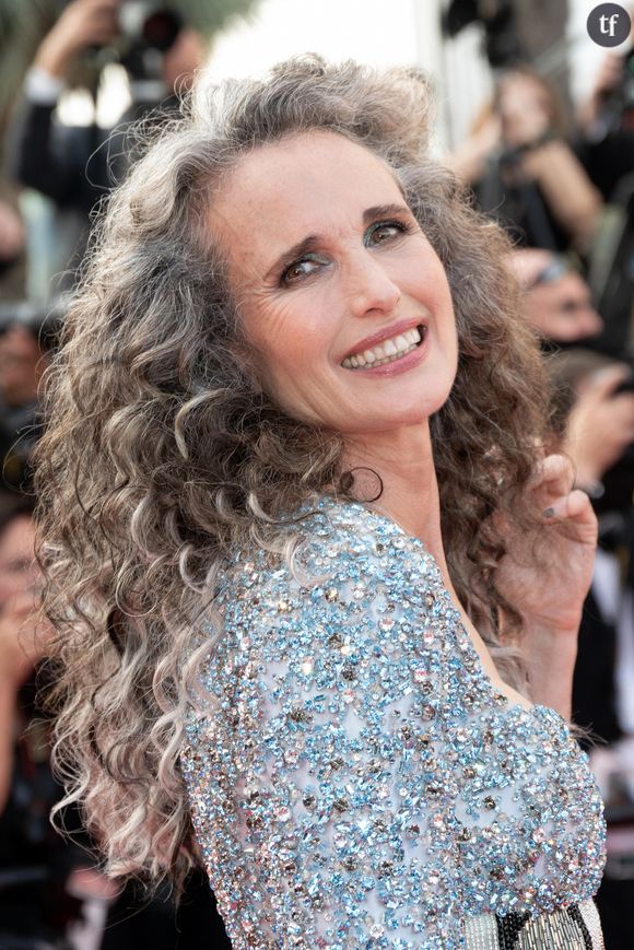 "C'est pas que ceux de votre âge mesdames, on est foutus", "c'est exactement ça, nous les femmes devraient être parfaites comme ces messieurs veulent mais nous, nous devons les accepter comme ils sont !", soutiennent au diapason les internautes - et bien des voix féminines décomplexées et enthousiastes parmi eux.