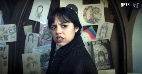 Jenna Ortega est enfin de retour après quelques excursions cinématographiques dans la peau de Mercredi, son emblématique alter ego à l'écran. La série à succès fait son come back et avec elle, une grosse, une grosse polémique... Qu'évoque frontalement la superstar.
