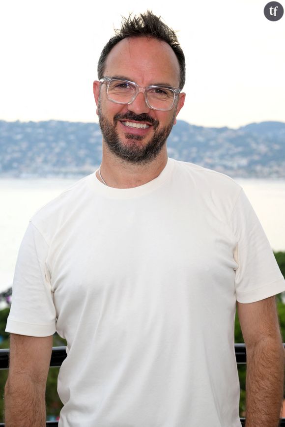 « Tout tourne autour du cul, il fait des vannes tendancieuses en permanence, et ça finit par être dégradant, voire humiliant pour les gens ».