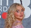 Sabrina Carpenter plus sexy que jamais. Et surtout, d'une aura délicieusement vintage. Dans le dernier numéro de VOGUE, la popstar la plus phénoménale du moment se dévoile en diva d'un autre temps. Comprendre : en héritière, en terme de style, de garde-robe, et de sex symbol, d'une Brigitte Bardot. Ou, niveau coiffures, d'une certaine reine de la country music, aux permanentes hyper cultes : Dolly Parton.