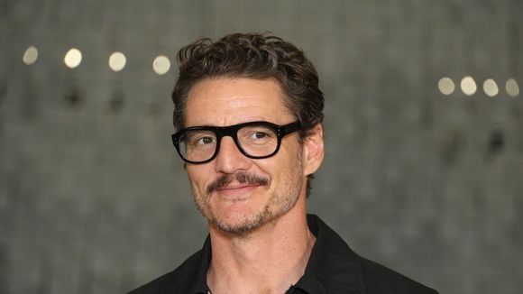 "C'est le sosie de Jacob Elordi" : les internautes choqués par ces photos de Pedro Pascal dans les années 90 (et sans barbe)