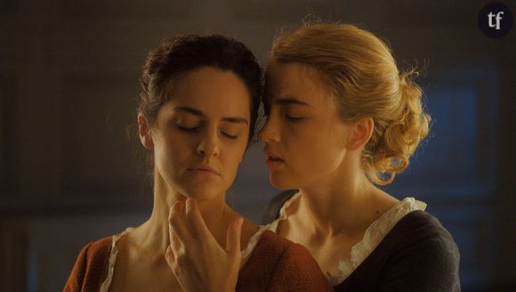 Disponible sur Netflix, Portrait de la jeune fille en feu redouble d'intensité au fil des visionnages. Cette histoire d'amour aussi sensuelle que dramatique entre une peintre et son modèle, interprétées respectivement par Noémie Merlant et Adèle Haenel, a su grandir depuis sa sortie en salles le 18 septembre 2019. Et s'imposer comme une oeuvre majeure de la culture lesbienne, et du cinéma hexagonal, pour bien des raisons.&nbsp;