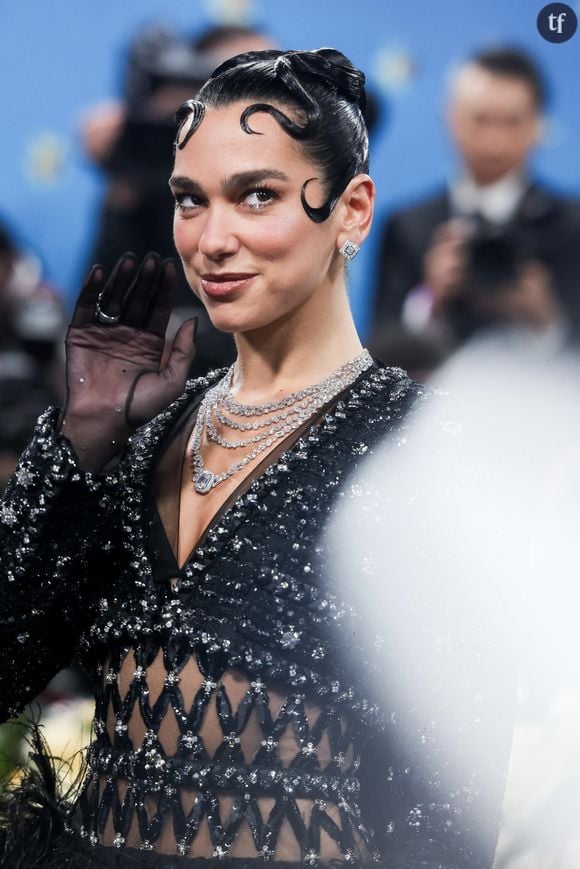 Le Guardian dédie un large reportage à une patrouille spéciale, créée tout récemment dans le cadre d'une initiative exceptionnelle, et passant au peigne fin des lieux pourtant synonymes de bonnes ondes et de sororité : les concerts de Dua Lipa. Seulement voilà, dans la foule, et en dehors, les violences sexuelles se multiplient lors de ces événements où la chanteuse redouble de présence scénique.