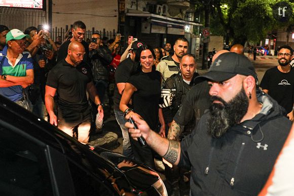 “Trop hot pour cette planète” : Dua Lipa en micro-bikini et abdos sculptés, Instagram explose