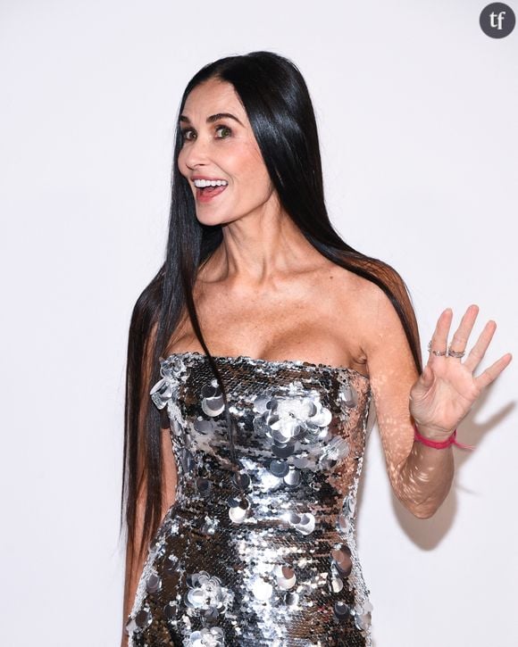 Effectivement, une séquence de ce conte de fées gore et féministe dévoile le personnage de Demi Moore, star has been, se maquiller, se démaquiller et se re-maquiller inlassablement dans l'attente de son date. Quitte à s'user le visage.