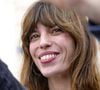 Lou Doillon sans filtre pour ses 43 ans. La fille de Jane Birkin célèbre son anniversaire avec éclat. Sur Instagram, elle se dévoile ainsi, topless, et avec un grand sourire... Mais en bravant non sans humour la censure des réseaux sociaux : effectivement, un resplendissant gâteau couvre, au premier plan des images à retrouver ci-dessous, sa poitrine. Très amusée, Lou Doillon apparaît, sur cette vidéo, couverte de fleurs. Cachez ces seins que l'on ne saurait voir, dirait l'adage. Oui mais voilà, la chanteuse rétorque à cela avec fantaisie.
