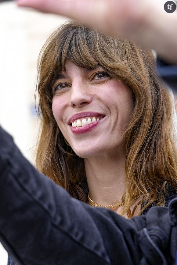 Lou Doillon sans filtre pour ses 43 ans. La fille de Jane Birkin célèbre son anniversaire avec éclat. Sur Instagram, elle se dévoile ainsi, topless, et avec un grand sourire... Mais en bravant non sans humour la censure des réseaux sociaux : effectivement, un resplendissant gâteau couvre, au premier plan des images à retrouver ci-dessous, sa poitrine. Très amusée, Lou Doillon apparaît, sur cette vidéo, couverte de fleurs. Cachez ces seins que l'on ne saurait voir, dirait l'adage. Oui mais voilà, la chanteuse rétorque à cela avec fantaisie.