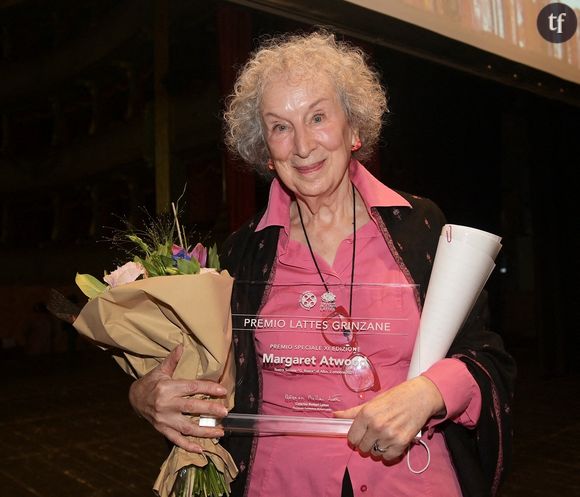 Aux Etats-Unis, nombreux sont aujourd'hui les livres interdits de bibliothèque. Lesquels ? Ceux qui l'étaient déjà il y a 50 ou 70 ans. Vous avez dit déchéance ? Un retour en arrière fracassant, qui induit donc notamment le bannissement de "The Handmaid's Tale", ce livre qui décidément ne suscite pas l'amour des censeurs, à une époque où l'on trouve plus menaçant qu'un opus féministe : au hasard, la montée angoissante du masculinisme, ce mouvement qui prône la haine des femmes. Une broutille, si l'on en croit ceux qui tiennent les ciseaux.