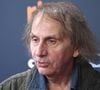 C’est ce que se demande Frédéric Taddéi, faussement candide face à un Michel Houellebecq à l’entrain très caractéristique. Le romancier hexagonal, maintes fois accusé de racisme et de misogynie, rétorque au journaliste controversé avec un certain sens de la mesure. Ou pas. Mais certainement faut-il y voir une forme d’ironie, ou plutôt de sarcasme, sa littérature n’en manquant pas, de ses poèmes à ses romans. Ni ses interviews où provocations lunaires et réflexions désabusées s’amoncellent depuis plus de 20 ans. 

Il faut dire qu’un tel sujet n’a rien d’anodin.