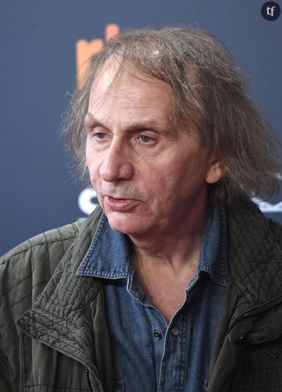 C’est ce que se demande Frédéric Taddéi, faussement candide face à un Michel Houellebecq à l’entrain très caractéristique. Le romancier hexagonal, maintes fois accusé de racisme et de misogynie, rétorque au journaliste controversé avec un certain sens de la mesure. Ou pas. Mais certainement faut-il y voir une forme d’ironie, ou plutôt de sarcasme, sa littérature n’en manquant pas, de ses poèmes à ses romans. Ni ses interviews où provocations lunaires et réflexions désabusées s’amoncellent depuis plus de 20 ans. 

Il faut dire qu’un tel sujet n’a rien d’anodin.